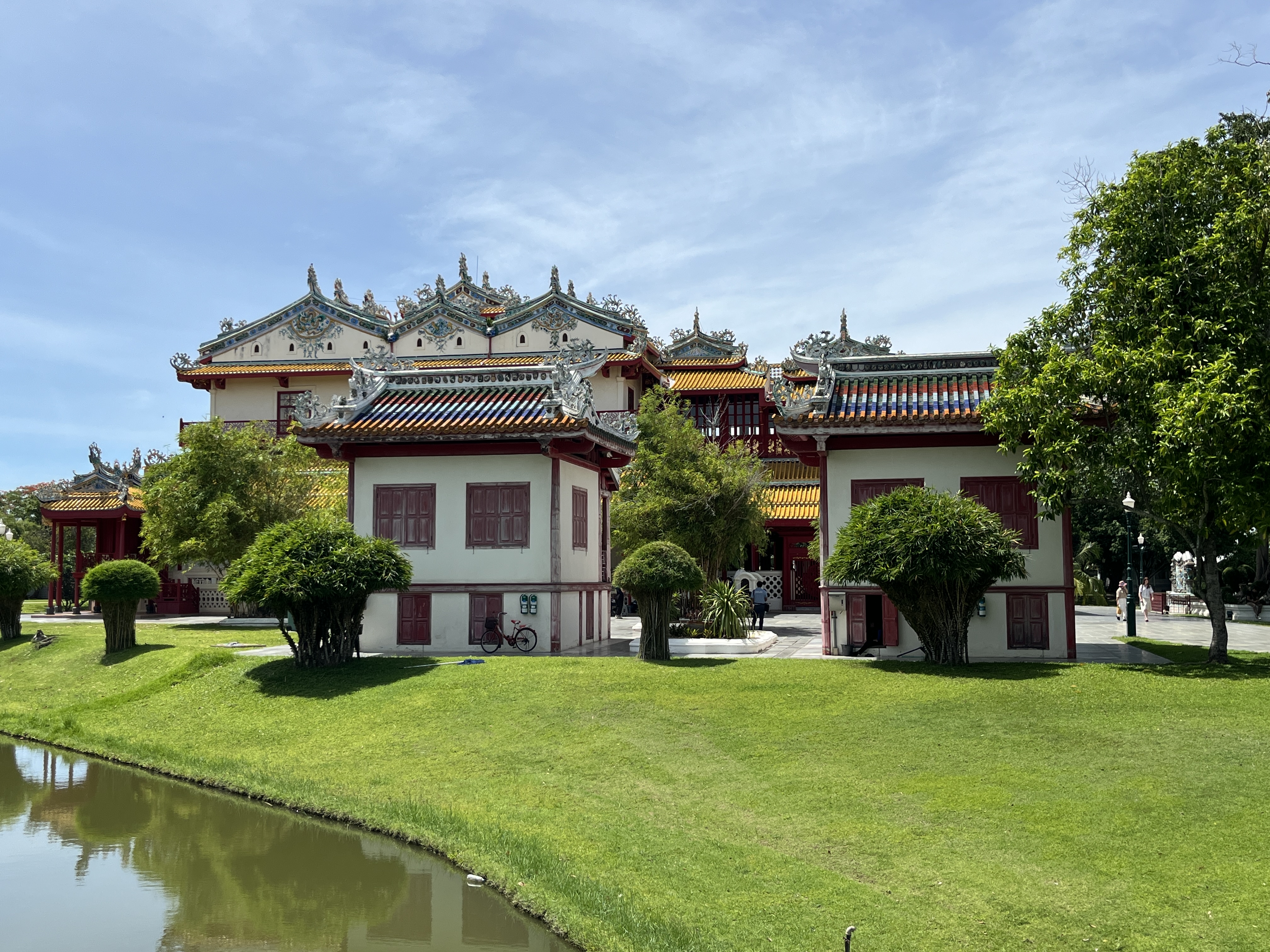 สะพานข้ามสระพระราชวัง